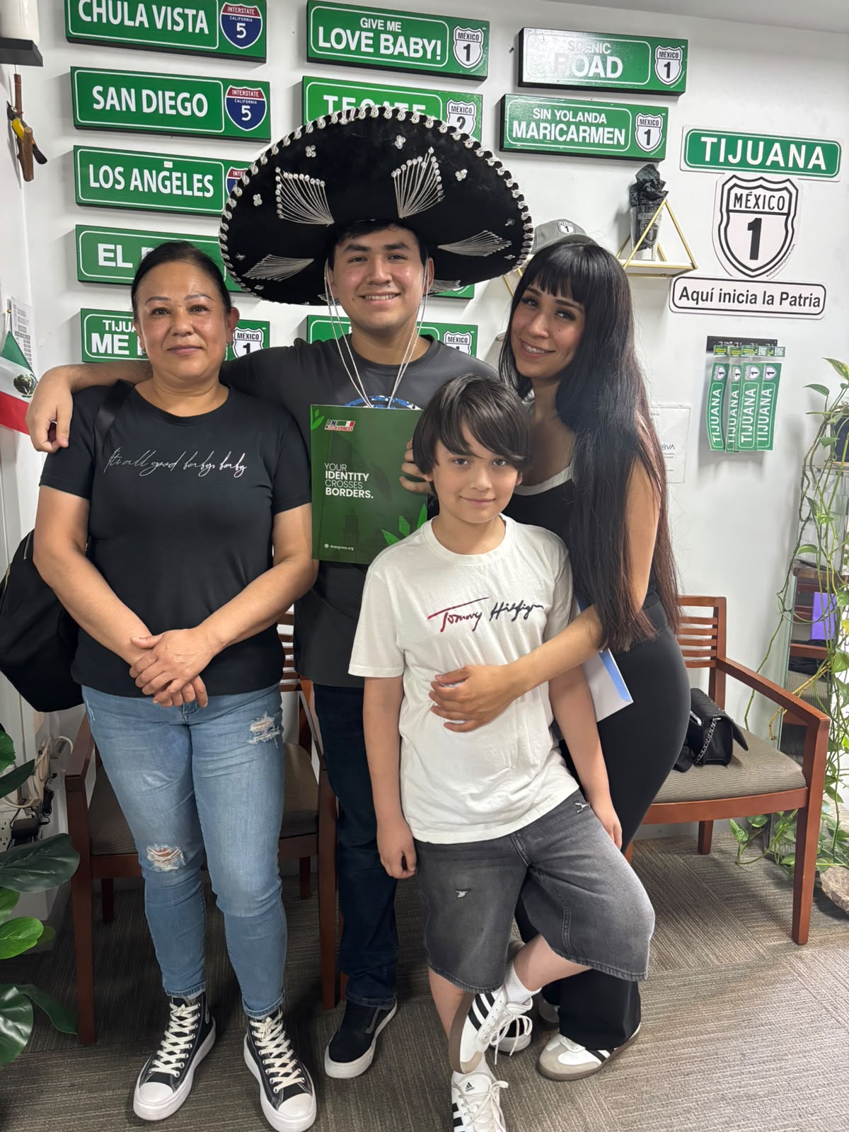 Familia mexicano-americana celebra la obtención de la doble nacionalidad mexicana en la oficina de DNExpress en Tijuana durante el Mes de la Herencia Hispana