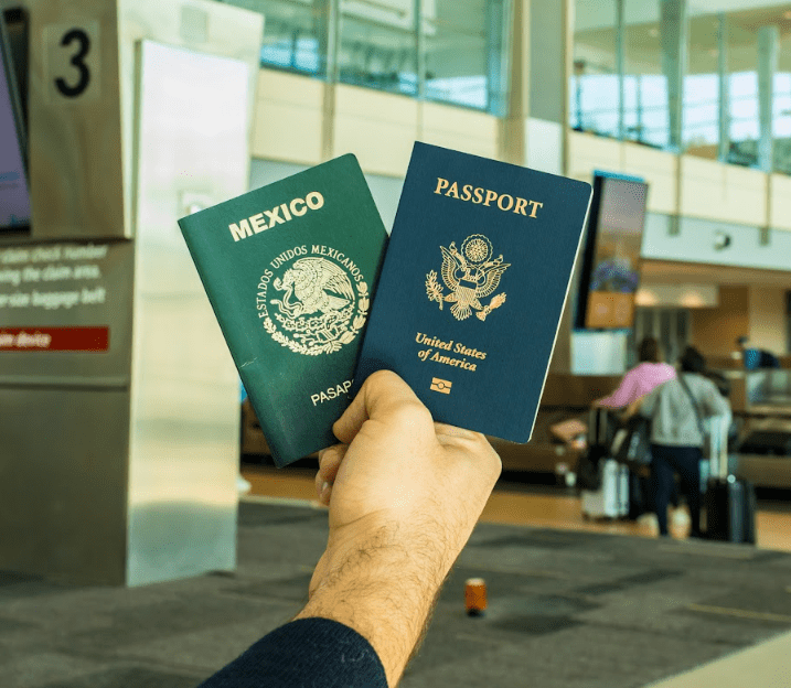 Dos pasaportes (EE. UU. y México) que representan la doble ciudadanía